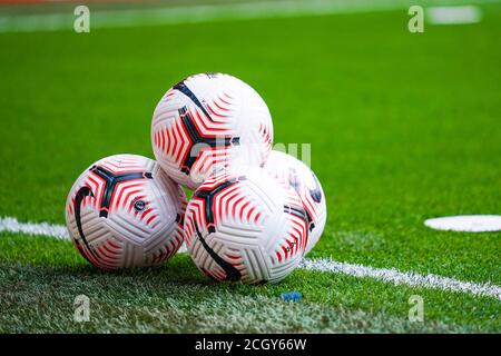Balles Nike officielles lors du match de football de la Premier League du championnat anglais entre Liverpool et Leeds United le 12 septembre 2020 à Anfield Banque D'Images