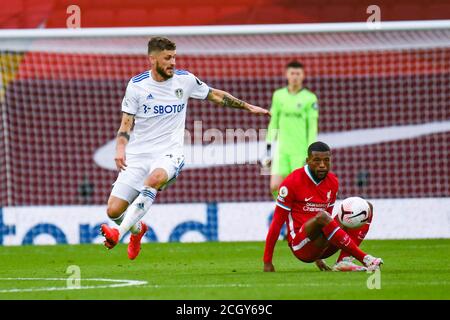 Mateusz Klich, milieu de terrain de Leeds United (43) et Georginio, milieu de terrain de Liverpool Wijnaldum (5) lors du championnat d'Angleterre de football de la Premier League ma Banque D'Images