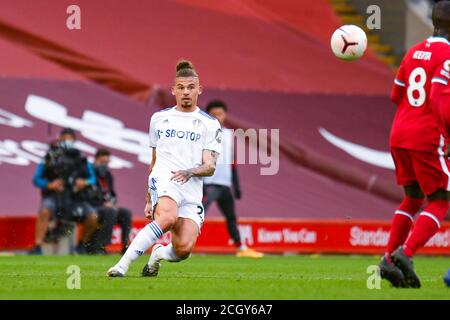 Le milieu de terrain Leeds United Kalvin Phillips (23) passe le ballon pendant Le championnat d'Angleterre Premier League football match entre Liverpool et Leeds Banque D'Images