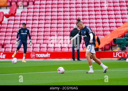 Le milieu de terrain de Leeds United Kalvin Phillips (23) s'échauffe pendant le Match de football de championnat anglais de la première Ligue entre Liverpool et Leeds Unité Banque D'Images