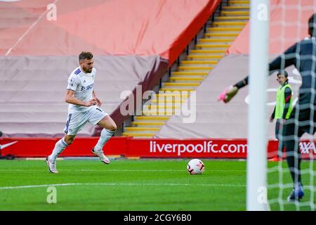 Le défenseur de Leeds United Stuart Dallas (15) pendant le championnat d'Angleterre Match de football de la Premier League entre Liverpool et Leeds United On Septembre Banque D'Images