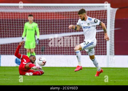 Georginio Wijnaldum (5) s'attaque au milieu de terrain de Leeds United Mateusz Klich (43) lors du championnat d'Angleterre de la première Ligue Footbal Banque D'Images