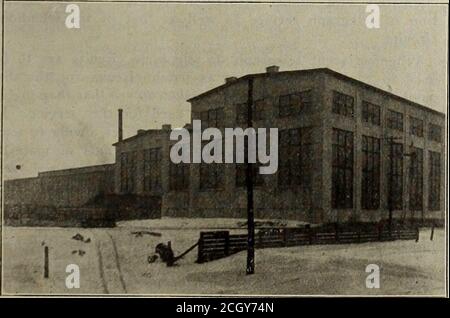 . Maître mécanicien de chemin de fer [microforme] . Machine Shop, Stratford, Ontario, près du sud-ouest de la ville. La nouvelle boutique i-a également fourni un système d'eau pluviale, qui recueillera le drainage de la cour et le drainage de la toiture. Cet égout extérieur est une tuile ovitrifiée à un point de 4 pieds à l'extérieur de la ligne de construction, où itis joint par la pipe de sol en fonte à l'intérieur des bâtiments. Le système d'eaux pluviales se déverse dans un petit ruisseau, à l'ouest de l'usine de theshop. POWER HOUSE. Ce bâtiment est une structure en acier autosoutenue reinforcedavec des murs en béton, 90x108 pi. Tous les murs et fondations belowthe grou Banque D'Images