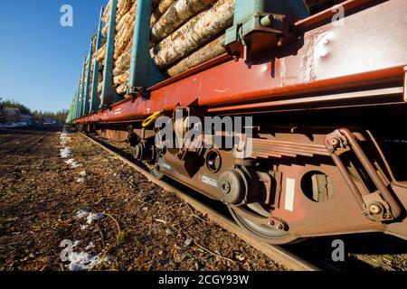 Vue rapprochée à angle bas d'un train de grumes train de train de banlieue train de roulement ( bogie ) et roues , Finlande Banque D'Images