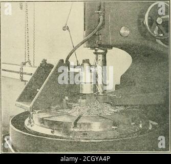 . Ingénieur mécanique ferroviaire . - d'une pièce moulée pour la rectitude. Le trou au centre de la table est bushed à pro-. Figure A—profilage des extrémités avant des tiges principales, Utilisation de l'avance circulaire vide guide de barre d'alésage lors de coupes d'alésage lourdes. La selle de la table a une course longitudinale de 44 in. De l'orientation avec le centre de la table 16 in. À droite du centre de la broche jusqu'à un point de 28 in. À gauche du centre. Avril, 1922 MÉCANICIEN FERROVIAIRE 229 l'alimentation transversale est éfltectée par le mouvement de la sindleHousing sur 8-in. Voies avec un spread de 46 in. Sur tout. Thealinem Banque D'Images