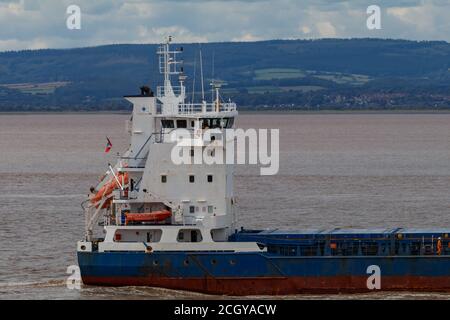 Le navire de fret général Wilson Ceuta se dirige vers les quais d'Avonmouth Banque D'Images