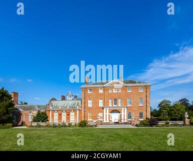 Vue de face sur Hatchlands Park, une maison de campagne en briques rouges avec des jardins environnants à East Clandon près de Guildford, Surrey, au sud-est de l'Angleterre Banque D'Images