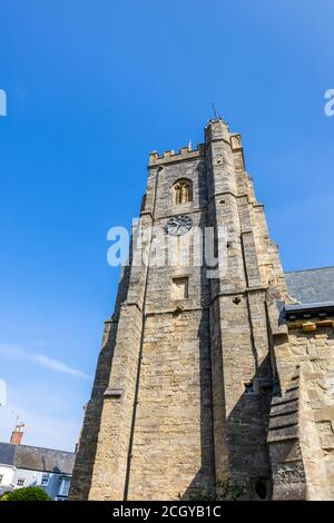 Le clocher de l'église paroissiale de Sidmouth, dont la tour date du XVe siècle, Sidmouth, une ville côtière de Devon sur la côte jurassique Banque D'Images