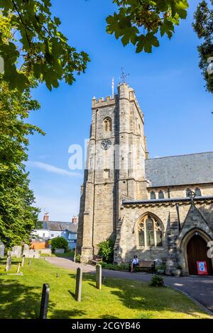 Le clocher de l'église paroissiale de Sidmouth, dont la tour date du XVe siècle, Sidmouth, une ville côtière de Devon sur la côte jurassique Banque D'Images