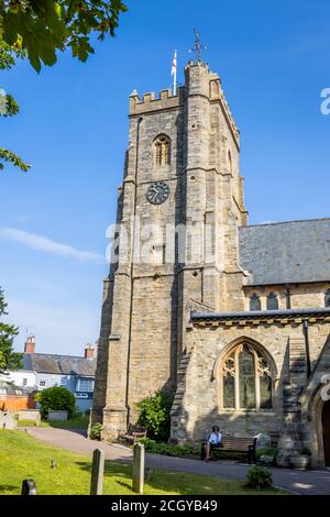 Le clocher de l'église paroissiale de Sidmouth, dont la tour date du XVe siècle, Sidmouth, une ville côtière de Devon sur la côte jurassique Banque D'Images