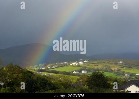 Ardara, Comté de Donegal, Irlande 13 septembre 2020. Météo. Un arc-en-ciel apparaît après 24 heures de vents violents et de fortes pluies sur la côte nord-ouest. Banque D'Images