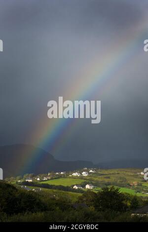 Ardara, Comté de Donegal, Irlande 13 septembre 2020. Météo. Un arc-en-ciel apparaît après 24 heures de vents violents et de fortes pluies sur la côte nord-ouest. Banque D'Images