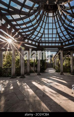 La belle lumière du soleil brille sur le jardin de la colline et Pergola à Hampstead. Banque D'Images