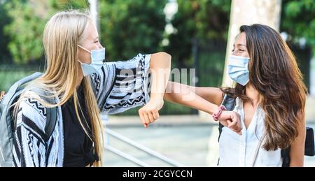 jeune femme indienne modèle saluant ami avec coude dans l'ordre Réduire le contact en raison de la pandémie de Covid-19 Banque D'Images