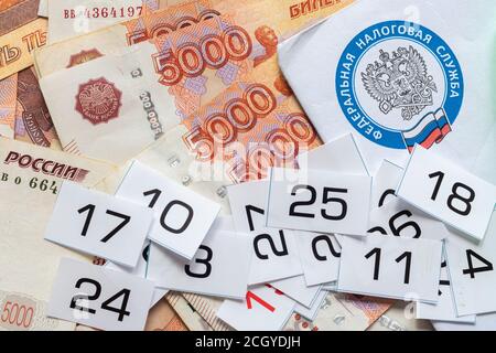 Anapa, Russie - 6 juillet 2020 : les cinq millièmes projets de loi russes portent une lettre du Service fédéral des impôts et les dates du calendrier Banque D'Images