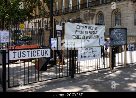 Westminster, Londres, Royaume-Uni. 1er septembre 2020. Les partisans de Geza David Tarjanyi et du groupe Facebook sans équipe protestent contre 24/7 face à Downing Street dans le stylo de protestation. Des pancartes et des bannières sont affichées : nos enfants ne sont pas à vendre, Boris fait trahison, Covid-19 vaccin échoué sur les animaux testés sur les enfants britanniques 5-12, JusticeUK, Human Race se mettre à genoux le Lion ne dort plus, et Justice UK. Le porte-parole Geza Tarjanyi a indiqué qu'il s'agit d'un système anti-verrouillage, de couvre-visage et de vaccins. Crédit : Stephen Bell/Alay Banque D'Images
