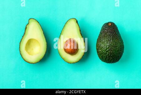 Vue de dessus d'Avocado isolé sur fond vert. Avocat vert frais mûr Banque D'Images