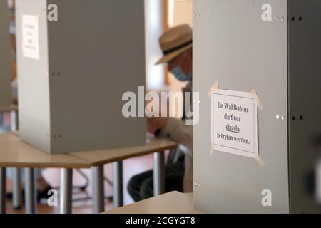 Aix-la-Chapelle, Allemagne. 13 septembre 2020. Un électeur est assis dans une cabine de vote. En Rhénanie-du-Nord-Westphalie, les élections locales ont commencé dimanche. Environ 14 millions d'électeurs admissibles sont appelés à voter pour les maires et les maires lord, les conseils de comté et les conseils des parlements locaux. Credit: Federico Gambarini/dpa/Alay Live News Banque D'Images