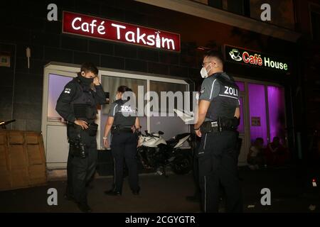 Cologne, Allemagne. 12 septembre 2020. La police et les douanes se tiennent devant un objet qui fait actuellement l'objet d'une fouille. Crédit : David Young/dpa/Alay Live News Banque D'Images