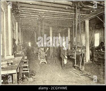 . Journal de chemin de fer de la rue . de New York. *^ UN raccourcissement général des horaires sur les lignes de la Metro-politaine Street Railway Company, de Kansas City, au Missouri, a été rendu possible en raison de la nouvelle politique adoptée par thecompany d'inciter les passagers à marcher animé et de takingon seulement les passagers qui sont aux arrêts désignés. JOURNAL DE CHEMIN DE FER DE RUE. [Vol XXL N° 3. TRAVAUX D'UNE COMPAGNIE DE CHEMIN DE FER DE BROOKLYN les illustrations qui les accompagnent donnent une très bonne idée de la quantité de pièces dans la nouvelle usine de la Columbia MachineWorks & Malleable Iron Company, de Brooklyn, N. Y. Ceci Banque D'Images