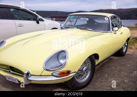 1966 série 1 Jaguar E type en jaune vue avant garée à Palm Beach à Sydney, Nouvelle-Galles du Sud, Australie Banque D'Images