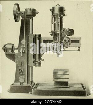 . Ingénieur américain et journal ferroviaire . FORET HYDEO-PNEU.^TIC RALI.L. DET-ML VUE DU 0PER.TING MECH.NISME. Être inférieur à ?o lbs par pouce carré, est de ad-m.itted au cylindre au-dessus du piston et fournit la puissance pour alimenter la foreuse.sous le piston le cylindre est rempli d'huile et la communication fournie par une valve correctement conçue entre le cylin-der et la chambre environnante. La broche Aftertlie a atteint la fin de sa course.la pression d'air est transférée du cylindre vers la partie supérieure de l'huile dans le cham-ber, ce qui la reforce dans le cylindre et pousse le Banque D'Images