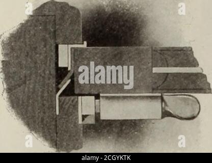 . Maître mécanicien de chemin de fer [microforme] . Bande d'étanchéité à compression latérale et roulement de 3 pouces sur les points supérieurs de la ceinture de caisse en position de fonctionnement, avec les pièces tronquées pour permettre une vue dégagée. MAÎTRE MÉCANICIEN DE CHEMIN DE FER FÉVRIER, L909. Fixation de fenêtre de voiture. Forcé par l'épaisseur supplémentaire au fond, doublant le support habituel dans le bois pour éviter la rupture et les vis pullingout. Ces arrêts individuels améliorés utilisés sur les charrues gagnantes à guillotine équilibrée sont aussi efficaces que les arrêts continus et coûtent moins cher. D'autres méthodes améliorées peuvent être utilisées, comme les bandes d'étanchéité supérieure et inférieure, mais les s. Banque D'Images