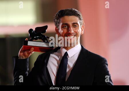 Italie, Lido di Venezia, 12 septembre 2020 : le réalisateur et acteur italien Pietro Castellitto pose avec le Prix Orizzonti pour le meilleur scénario du film 'I Predatori' lors des lauréats Photocall au 77e Festival International du film de Venise. Photo © Ottavia Da Re/Sintesi/Alay Live News Banque D'Images