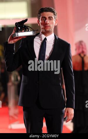 Italie, Lido di Venezia, 12 septembre 2020 : le réalisateur et acteur italien Pietro Castellitto pose avec le Prix Orizzonti pour le meilleur scénario du film 'I Predatori' lors des lauréats Photocall au 77e Festival International du film de Venise. Photo © Ottavia Da Re/Sintesi/Alay Live News Banque D'Images