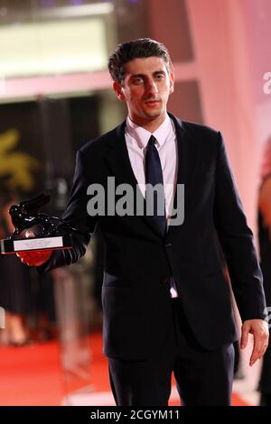 Italie, Lido di Venezia, 12 septembre 2020 : le réalisateur et acteur italien Pietro Castellitto pose avec le Prix Orizzonti pour le meilleur scénario du film 'I Predatori' lors des lauréats Photocall au 77e Festival International du film de Venise. Photo © Ottavia Da Re/Sintesi/Alay Live News Banque D'Images