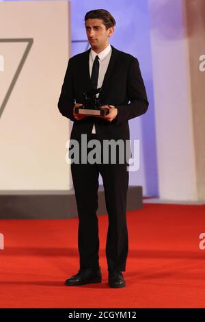 Italie, Lido di Venezia, 12 septembre 2020 : le réalisateur et acteur italien Pietro Castellitto pose avec le Prix Orizzonti pour le meilleur scénario du film 'I Predatori' lors des lauréats Photocall au 77e Festival International du film de Venise. Photo © Ottavia Da Re/Sintesi/Alay Live News Banque D'Images