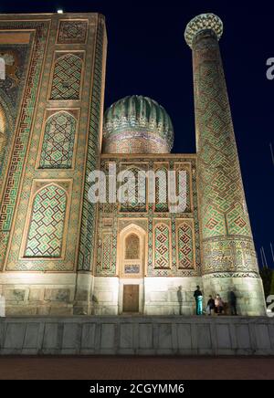 Soirée / nuit sur le Registan. Sher-Dor Madrasa. Samarkand, Ouzbékistan Banque D'Images