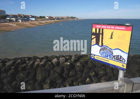 Panneau placé par le garde-côtes avertissement contre le saut dans la mer, danger de blessure ou de mort, Herne Bay Pier, Herne Bay, Kent, Angleterre Banque D'Images