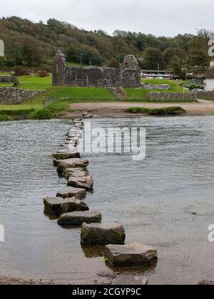 Promenade en pierres sur la rivière Ogmore jusqu'au château d'Ogmore. The Glamourgan Heritage Coast, Vale of Glamourgan, Ogmore South Wales, Royaume-Uni. Banque D'Images