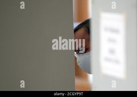 Aix-la-Chapelle, Allemagne. 13 septembre 2020. Armin Laschet (CDU), Premier ministre de la Rhénanie-du-Nord-Westphalie, remplit ses bulletins de vote au guichet avec un protège-bouche. Les élections locales en Rhénanie-du-Nord-Westphalie ont commencé dimanche. Environ 14 millions d'électeurs sont appelés à voter pour les maires, les maires de lord, les conseils de comté et les conseils des parlements locaux. Credit: Federico Gambarini/dpa/Alay Live News Banque D'Images