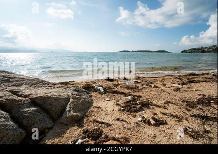 Les déchets sur les sables causent la pollution de l'environnement. Déchets sur la plage. Pollution de la plage. Bouteilles en plastique et autres déchets sur la plage. Banque D'Images