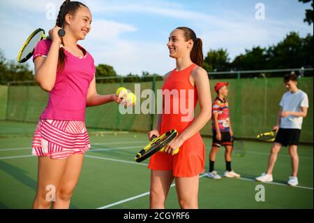 Double de tennis mixte, joueurs heureux après le match Banque D'Images