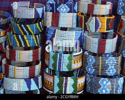 Gros plan sur des bracelets Masai faits main colorés en solde, Kenya Banque D'Images