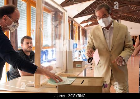 Aix-la-Chapelle, Allemagne. 13 septembre 2020. Armin Laschet (CDU), Ministre Président de la Rhénanie-du-Nord-Westphalie, présente ses bulletins de vote. Les élections locales ont commencé dimanche en Rhénanie-du-Nord-Westphalie. Environ 14 millions d'électeurs sont appelés à voter pour les maires, les maires lord, les conseils de comté et les conseils des parlements locaux. Credit: Federico Gambarini/dpa/Alay Live News Banque D'Images