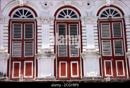 Boutique colorée avec trois fenêtres rouges, Malacca, Malaisie Banque D'Images