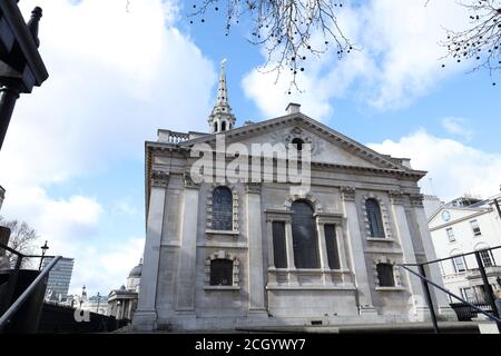 Église Saint-Martin dans les champs avec vue arrière, Banque D'Images