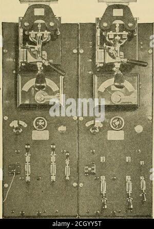 . La revue de chemin de fer de rue . sur son appareillage de tableau de commutation. Le nouveau panneau d'alimentation a été montré dans ces colonnes il y a un certain temps, et la gravure qui l'accompagne est du panneau de commutation du nouveau générateur. Un changement radical par rapport à l'ancien style est le fait de se retirer avec les commutateurs tripolaires. Le principe général de la connexion du panneau neuf est illustré dans le schéma ci-joint. Les commutateurs positifs et négatifs et le commutateur de champ sont sur le tableau de commutation, tandis que le commutateur d'égaliseur. Banque D'Images