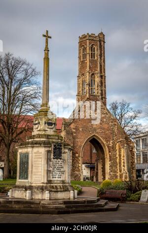 Greyfriars Tower and War Mermorial, Tower Gardens, Kings Lynn, Norfolk, Angleterre, Royaume-Uni Banque D'Images