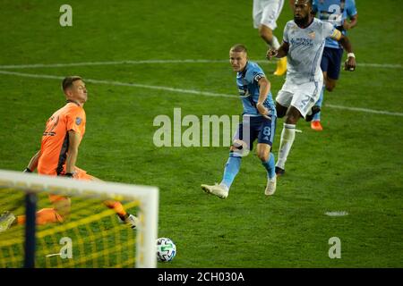 Harrison, NJ - 12 septembre 2020 : Alexander Ring (8) marque le but lors du match de la saison régulière de la MLS contre le FC Cincinnati à la Red Bull Arena Banque D'Images