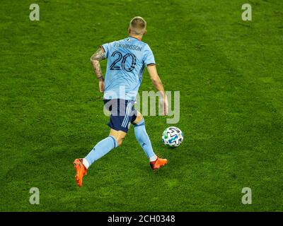 Harrison, NJ - 12 septembre 2020 : Gudmundur Thórrinsson (20) contrôle le ballon pendant le match de la saison régulière de la MLS contre le FC Cincinnati à la Red Bull Arena Banque D'Images