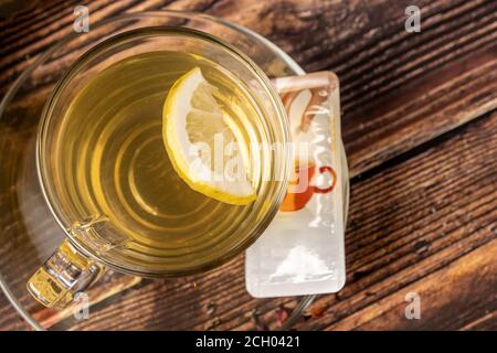 Délicieuse boisson à la menthe, au miel, au citron et au gingembre dans un thé sur fond de bois Banque D'Images