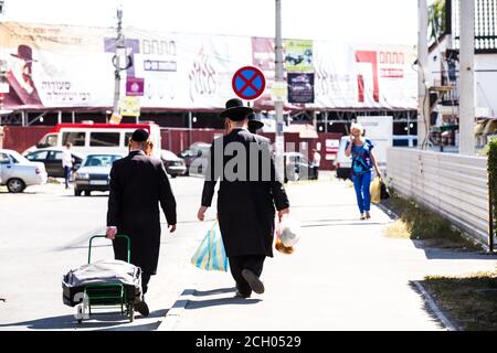 Trois voyageurs Hasidim sur la rue Pouchkine à Uman Ukraine A. Semaine avant de célébrer le nouvel an juif de Rosh-ha-Shana près du mémorial De Tzaddik Nachman Banque D'Images