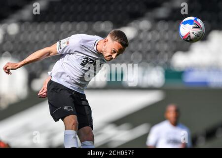 DERBY, ANGLETERRE. 12 SEPTEMBRE 2020. Mike te Wierik, du comté de Derby, dirige le ballon lors du match de championnat Sky Bet entre le comté de Derby et Reading au Pride Park, Derby. (Credit: Jon Hobley | MI News) Credit: MI News & Sport /Alay Live News Banque D'Images