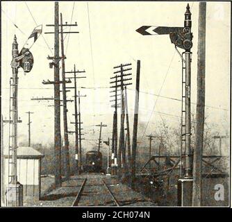 . Journal de chemin de fer électrique . nd charbon de maison d'électriquePeoria sur le système doit utiliser ce pont, et comme cour d'aclassification est située sur le flanc est de Peoria de la rivière un grand nombre de mouvements de commutation alsoare nécessaire. Le service de la ville fonctionne selon un horaire de dix minutes-ute le matin et le soir, cette tête-voie étant changée à vingt minutes en dehors-peakhours. Le pont, y compris les approches, est d'environ 1600 pi de long et est composé de quatre travées à travers-trussans, quatre travées à travers-girder, six fessans à girder-pont et une double feuille, portée de levage, 141 pi de long, que l'ex-tend Banque D'Images