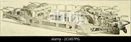 . Chemin de fer électrique gazette . crochets rivetés en fer forgé, qui s'enclenchent sur les barres de support pressées par ressort sur la voie, en maintenant la position securelyin de plateau. Les voitures entrent au niveau de la rue, et les cellules sont relevées sur le plateau du sous-sol en position à l'aide d'un eleva-tor, fig. 1, actionné par un moteur électrique. L'ascenseur est disposé conformément au système Sprague. Il est évidemment nécessaire que l'élévatorporte son plateau exactement en position.car il serait hors de question d'arrêter une voiture lourde à moins d'un pouce ou deux de la pointe requise, un arrang de centrage automatique Banque D'Images